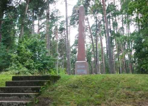 Vairāk nekā 70 gadu obelisks Mežaparkā Ķīšezera krastā liecinājis par “varonīgo Rīgas atbrīvošanu”.