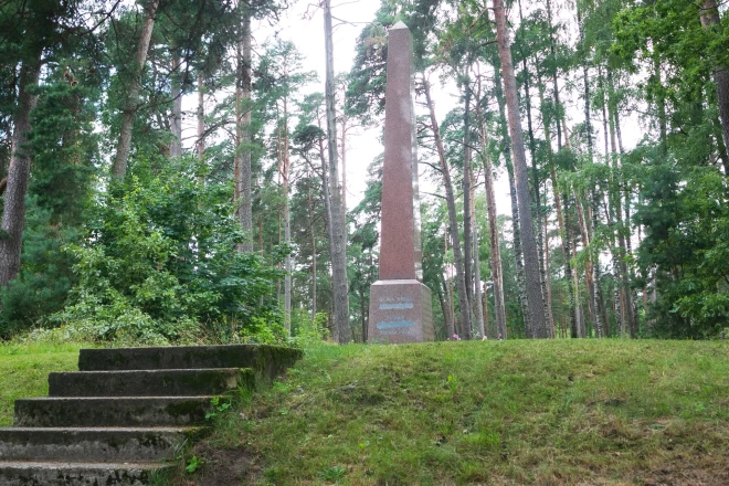 Vairāk nekā 70 gadu obelisks Mežaparkā Ķīšezera krastā liecinājis par “varonīgo Rīgas atbrīvošanu”.