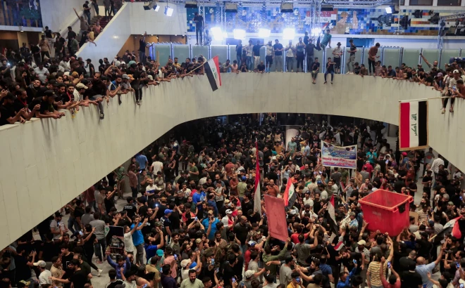 Demonstranti klīda pa parlamenta ēku, vicinot valsts karogus, fotografējoties, dziedot un dejojot.