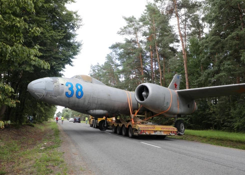 No Skultes ciema uz Aviācijas tehnikas muzeju tiek pārvietots padomju armijas lidmašīnas "IL-28" vraks.