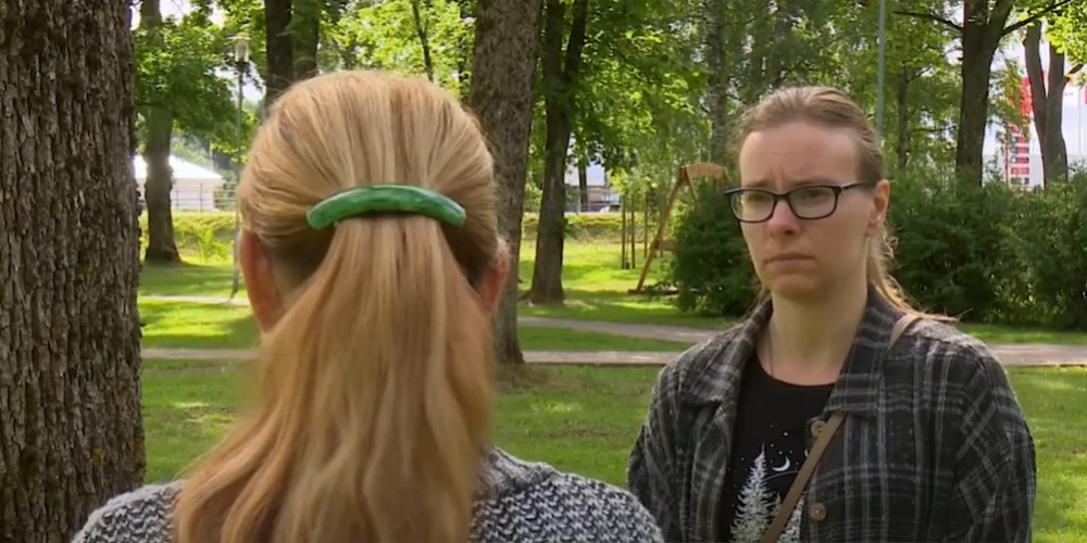 Людмила в разговоре с журналисткой скрывает свое лицо