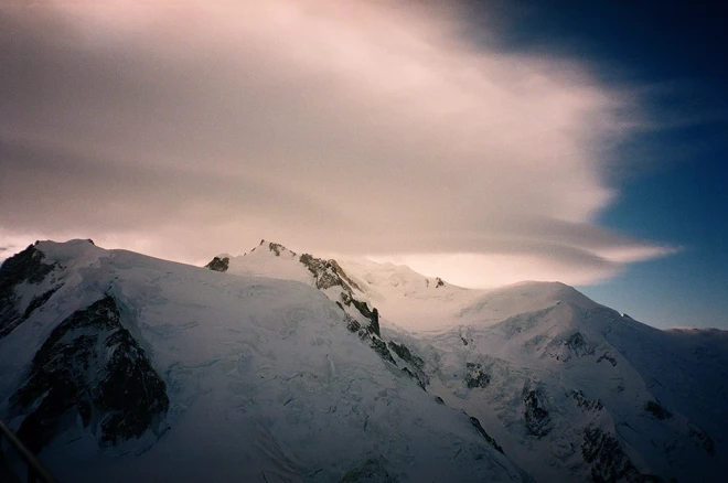 Monblāns skatā no Aiguille du Midi smailes.