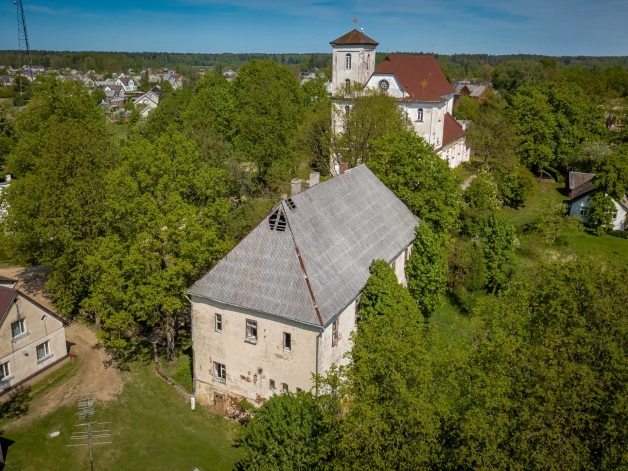 Skaistkalnes kādreizējā klostera ēkas konservācijas būvdarbiem Kalna svētību kopiena nolīgusi kompānija, kura strādniekus nodarbina nelegāli.