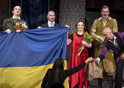 FOTO: Dailes teātrī ar ovācijām uzņem ukraiņu iestudēto komēdiju