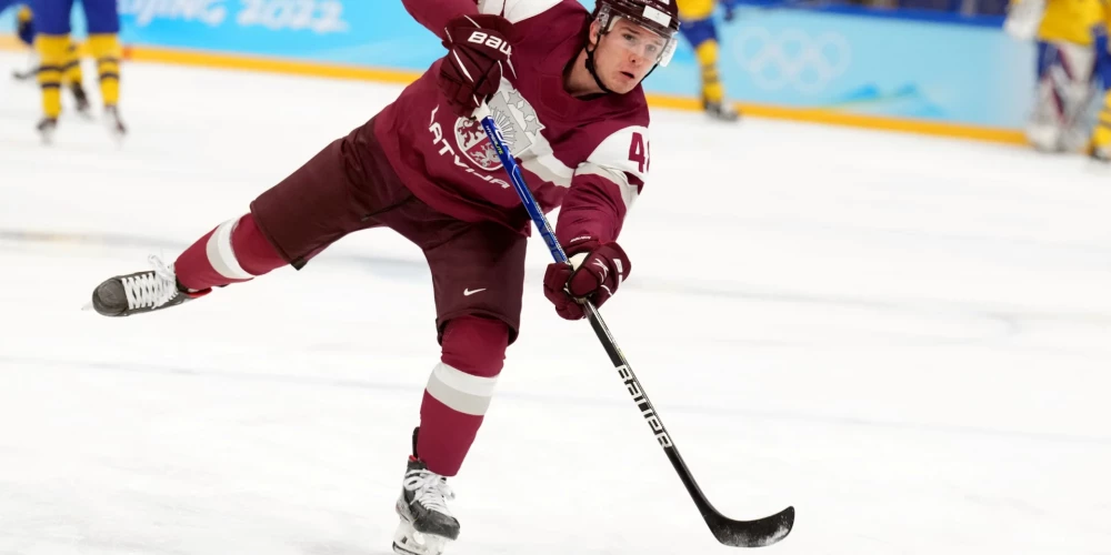 Nauris Sējējs (dzimis 2001. gada 15. martā) ir latviešu hokejists, aizsargs.Sējēja tēvs Normunds ir bijušais hokejists, tagag treneris, profesionāls hokejists ir arī Naura dvīņu brālis Nils. 2016. gadā Sējējs pievienojās Nacionālās līgas kluba Genève-Servette HC jauniešu sistēmai, tajā aizvadot turpmākās piecas sezonas. 2021. gada pavasarī noslēdza viena gada līgumu ar pamatkomandu. Nākamajā sezonā gan tika izīrēts Šveices līgā spēlējošajai HC La Chaux-de-Fonds, tās rindās Sējējam aizvadot savu pirmo profesionālo sezonu. Latvijas hokeja izlases sastāvā aizvadīja vienu spēli 2022. gada ziemas olimpiskajās spēlēs. Pirmos vārtus izlases sastāvā guva 2022. gada 1. maija pārbaudes spēlē pret Šveices izlasi.