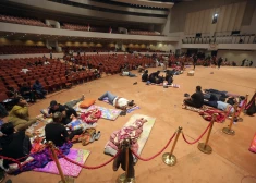 Protestētāji atpūšas parlamenta ēkā Bagdādē, Irākā. 2022. gada 31. jūlijs.  