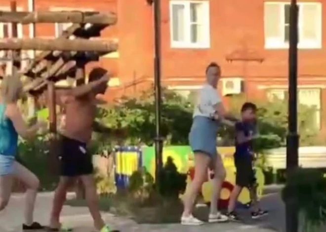 ВИДЕО: на детской площадке мужчина напал на мальчика из-за того, что тот не поделил конфету с его сыном
