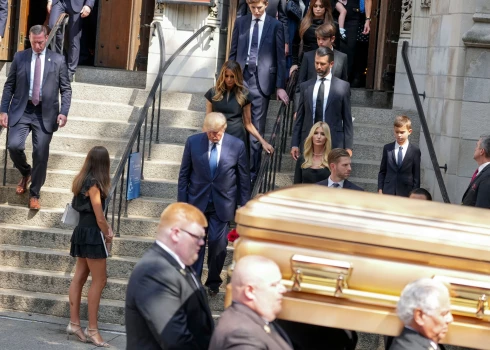 Дональд Трамп похоронил бывшую жену на поле для гольфа