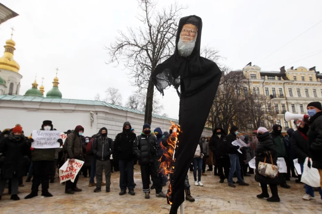 Krievijas baznīcas adepti rīko velnišķīgas demonstrācijas, kurās dedzina pasaulē pašreiz viscienījamākā pareizticīgā vīra – Konstantinopoles patriarha Bartolomeja attēlus. Jāšaubās, vai Krievijas pareizticīgā baznīca uzklausīs viņa viedokli, kā tas bijis agrāk.