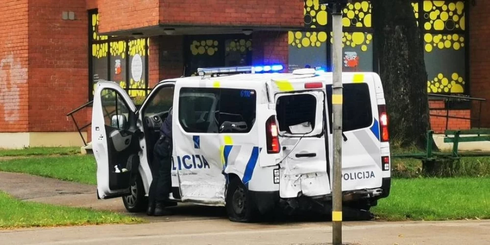 В Риге водитель авто не пропустил полицейскую машину: произошло столкновение