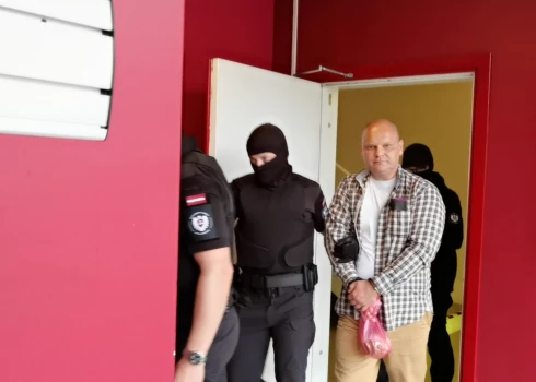 VIDEO: par darbībām Krievijas interesēs aiztur bijušo Rīgas domnieku Pankratovu