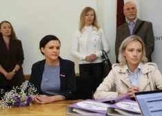 Члены правления партии "Суверенная власть" Юлия Степаненко (слева) и Владислава Дробышева