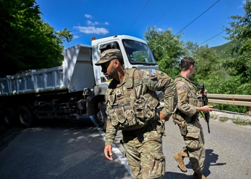 ES ierosināja sarunas pēc Kosovas lēmuma atlikt jaunu noteikumu ieviešanu, kas attiektos uz Kosovas un Serbijas robežas šķērsošanu.