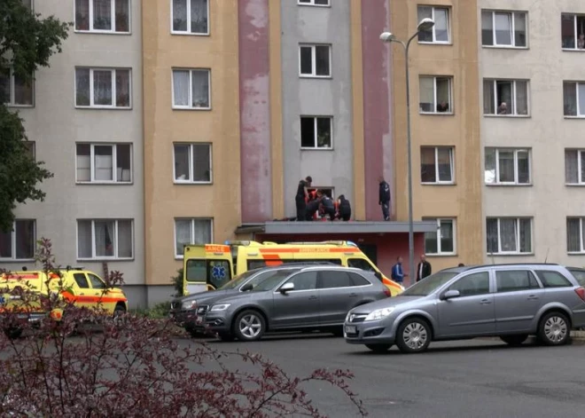 Молодая мама выбросилась из окна дома в Пурвциемсе: до этого она дважды пыталась покончить с собой