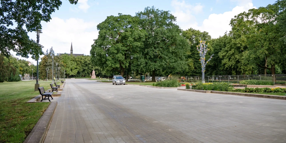 ФОТО: в парке Эспланады обновлены дорожки на площади; заработали два фонтана