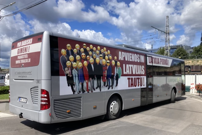 Pirms vēlēšanām LPV reklāmu par “tradicionālo ģimeni” pa Latviju izvadāja Liepājas autobusu parks, kura viens no šefiem ir Šlesera ģimene.