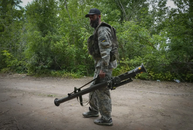 "FIM-92 Stinger" palaišanas iekārta Ukrainas aizstāvja rokās. Ievērojamu skaitu Ukrainai dāvināja arī Latvija.