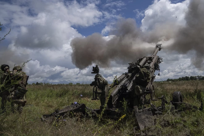 Jaudīgās ASV bruņojumā esošās un Ukrainai piegādātās haubices M777, kuras ukraiņi iesaukuši par "trīs septītniekiem" un prasmīgi pielieto pret okupantu pozīcijām.