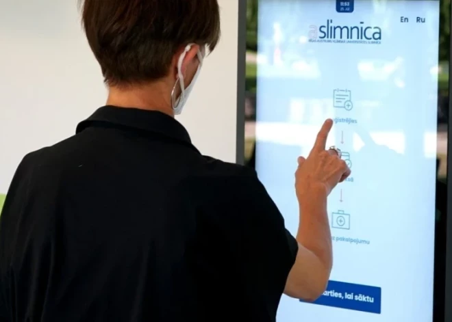 Рижская восточная больница вводит первые терминалы самообслуживания для записи и оплаты визита к врачу