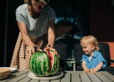 Vecāku atbildība ir bērnam nodrošināt veselīgus našķus un veikalā nestiept roku pēc pirmā košā kāruma