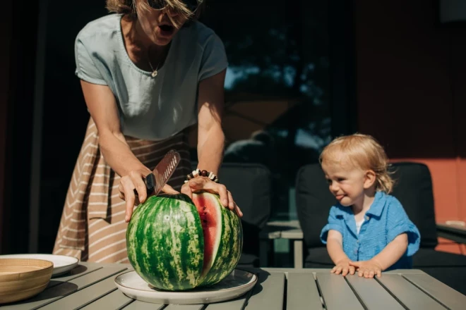 Labāk izvēlēties veselīgas un daudzveidīgas uzkodas, piemēram, augļus, ogas, dārzeņus.