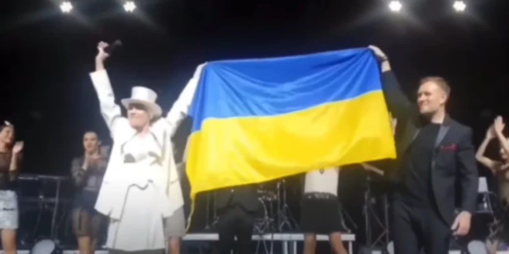 Лайма Вайкуле вышла на сцену с украинским флагом и заявила, что не вернется в Россию