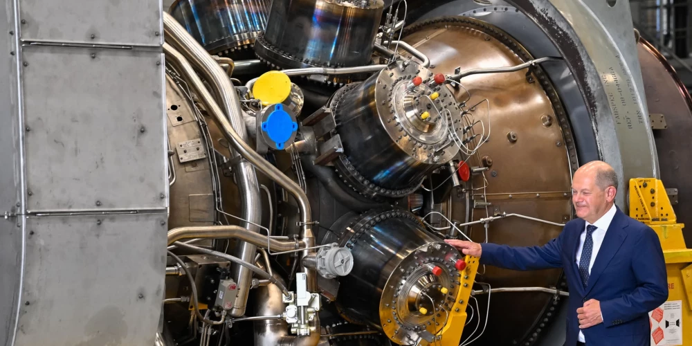 Stāvot līdzās turbīnai, kas atrodas Vācijas kompānijas "Siemens Energy" ražotnē Mīlheimā pie Rūras, Šolcs paziņoja, ka tā ir "pieejama un darbojas", kā arī "nav iemesla, kādēļ piegāde nevarētu notikt".