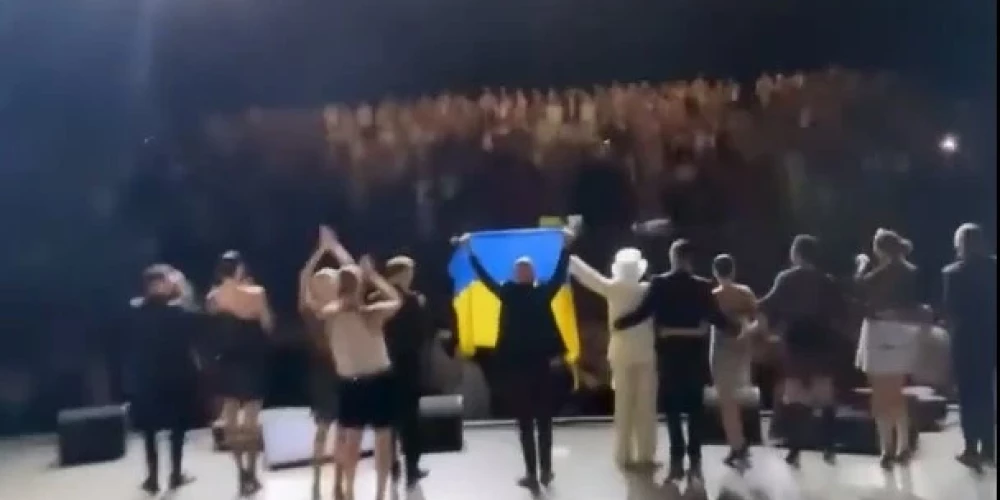 "Предательница. Дрянь": россияне поливают грязью Лайму Вайкуле за украинский флаг на концерте