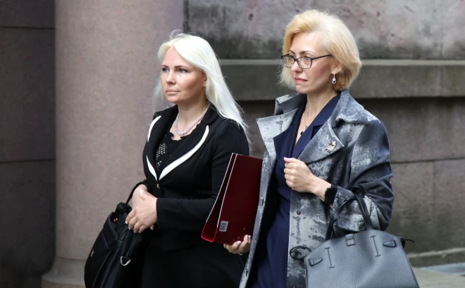 Latvijas Krievu savienības pārstāves Jeļena Osipova (no kreisās) un Jekaterina Stehnovska-Slavska dodas iesniegt partijas deputātu kandidātu sarakstu Centrālajā vēlēšanu komisijā.