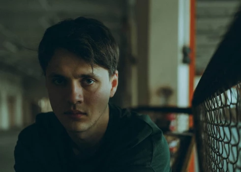 Igors Šelegovskis, kurš hiphopa žanrā sauc sevi skatuves vārdā indigo, raksta dziesmas jau kopš pusaudžu gadu vecuma, taču līdz šim ar to dalījies vien ierobežotam klausītāju lokam.