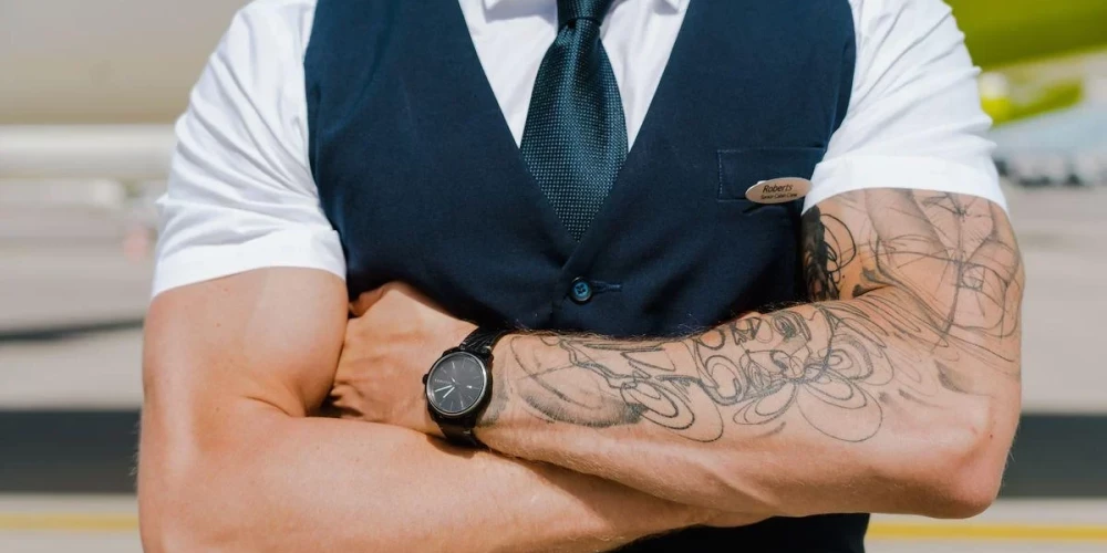 Сотрудники airBaltic смогут носить любые прически, тату и пирсинг 