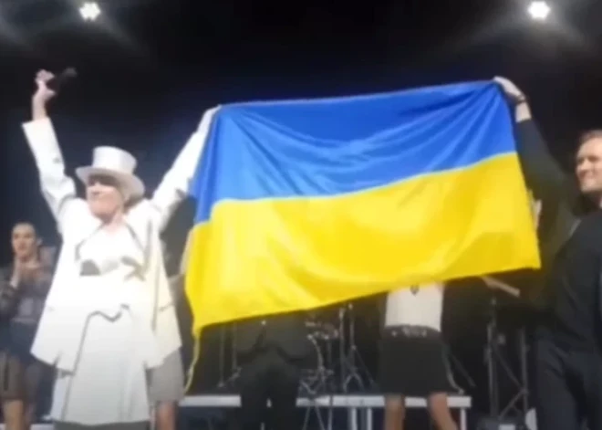 "Поддержала своих": муж Лаймы Вайкуле объяснил ее выступление с флагом Украины