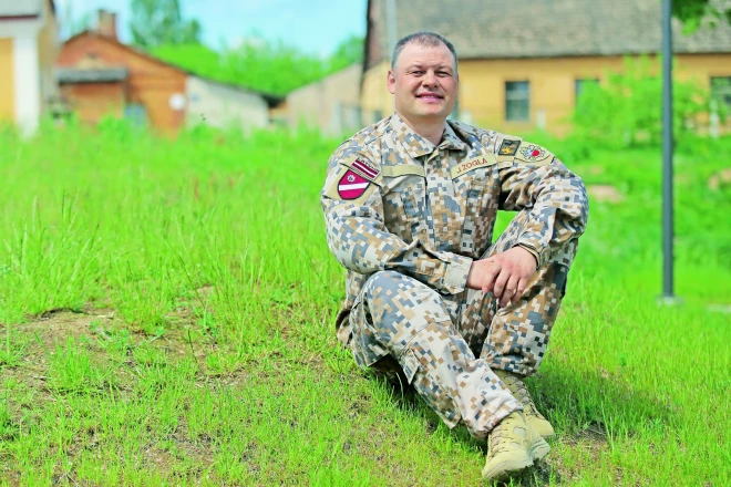 Jānis Žogla paspējis iziet obligāto dienestu armijā, tad kādu laiku dienējis kā profesionālis, bet tikko pēc pauzes kļuvis par zemessargu.