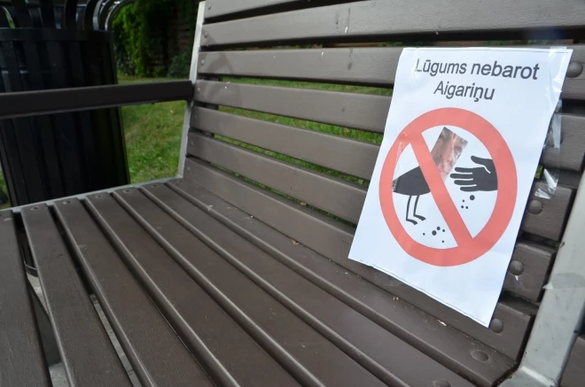 Liepājā – Kurzemes skvērā parādījies mistisks uzraksts, kas aicina nebarot vēl mistiskāku Aigariņu.