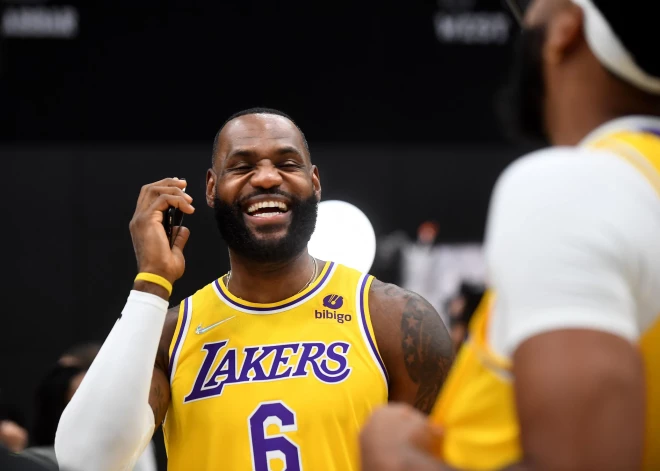 ESPN: Lebrons Džeimss un "Lakers" aizvadījuši sarunas par līguma pagarināšanu