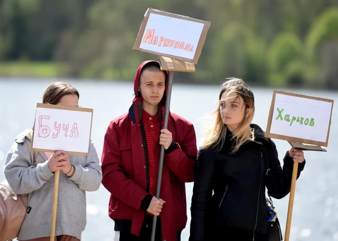 Ukraiņu bērniņš, kas ieradies Latvijā, stāsta, ka redzējis uz ielas guļam mirušus cilvēkus…