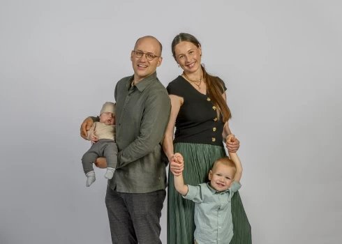Pēc otrā dēla piedzimšanas Uģis Kuģis ar sieviņu Lindu vasaru aizvadījuši, dalot uzmanību starp vecāko dēlu Tamalu un viņa jaunpiedzimušo brālīti.