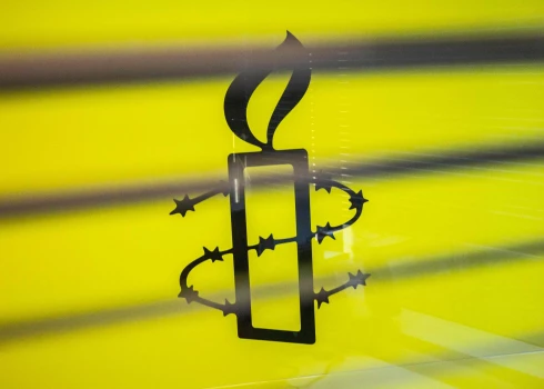 "Amnesty International" ceturtdienas rītā izplatītajā ziņojumā teikts, ka Ukrainas karavīri, cenšoties atvairīt Krievijas iebrukumu, pakļauj briesmām mierīgos iedzīvotājus, izveidojot bāzes un izvietojot ieročus dzīvojamo namu rajonos, arī skolās un slimnīcās.