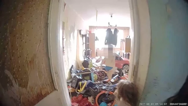 Дети жили в антисанитарных условиях (Фото: скриншот видео Degpunktā)