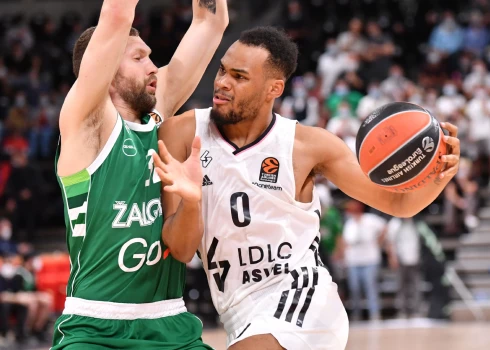 ASVEL Lyon-Villeurbanne's French player Elie Okobo (R) fights for the ball with Zalgiris Kaunas' Latvian player Janis Strelnieks (L) during the Euroleague basketball match between ASVEL Lyon-Villeurbanne and Zalgiris Kaunas at the Astroballe arena in Villeurbanne, near Lyon, on October 1, 2021. (Photo by PHILIPPE DESMAZES / AFP)