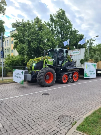 Tikko notikušajos Ventspils pilsētas svētkos pa pilsētas ielām braukāja Lembergu atbalstoši traktori.