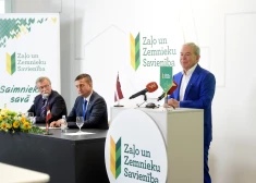 Zaļzemnieki atkal par savu premjera kandidātu nominē Aivaru Lembergu (priekšplāna), aiz viņa pie prezidija galda viņa tuvākie domubiedri – LSDSP līderis Jānis Dinevičs (no kreisās) un ZZS valdes līdzpriekšsēdētājs Armands Krauze.