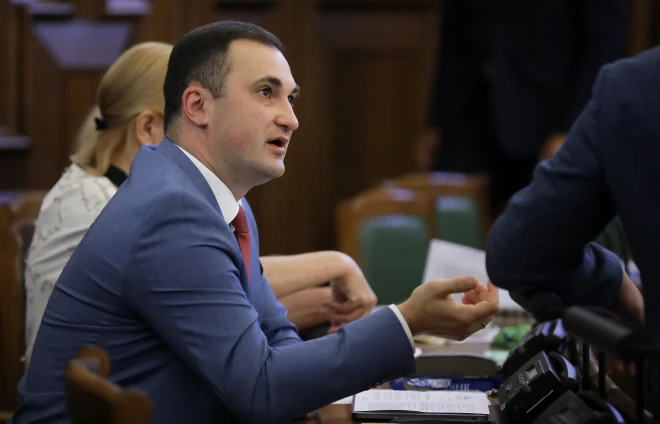 Romāns Naudiņš pēc Nacionālajā apvienībā pavadītās divdesmitgades nu pārmeties pie zaļzemniekiem.