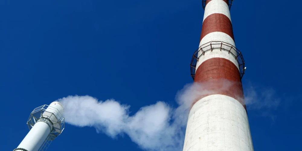 AS "Rīgas siltums" siltumcentrāles "Ziepniekkalns" biokurināmā koģenerācijas stacijas dūmeņi.