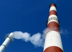 AS "Rīgas siltums" siltumcentrāles "Ziepniekkalns" biokurināmā koģenerācijas stacijas dūmeņi.