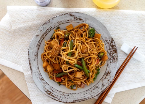 Cepti makaroni Āzijas gaumē - nūdeles ar olu un dārzeņiem