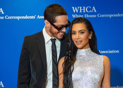 Pīts Deividsons un Kima Kardašjana.