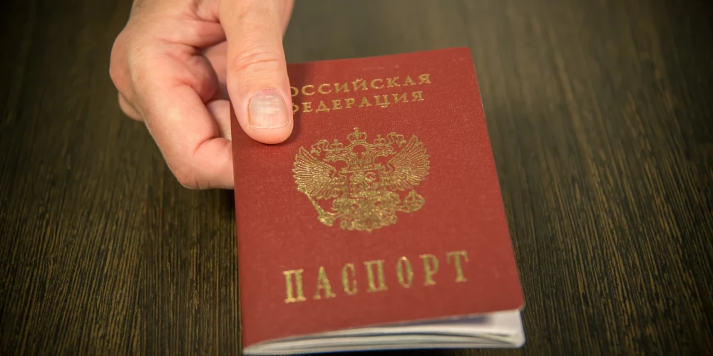 Россия рассмотрит упрощенное получение виз и гражданства "соотечественниками" из стран Балтии