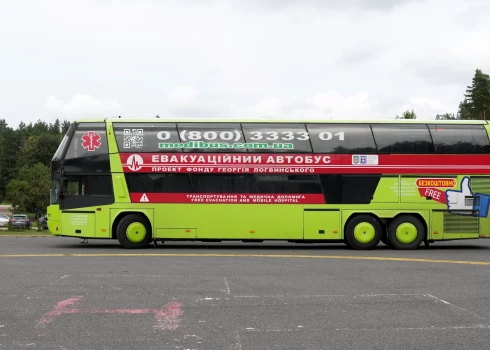 Smagi cietušo pacientu pārvadāšanai pielāgotais autobuss, kurā uz Rīgas Austrumu klīniskās universitātes slimnīcu tika atvesti Ukrainas karā cietušie.
