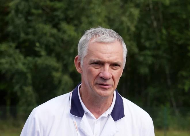Rīgas Austrumu klīniskās universitātes slimnīcas (RAKUS) Traumatoloģijas un ortopēdijas klīnikas vadītājs Andris Vilkmanis piedalās preses konferencē par pirmo Ukrainas karā smagi cietušo pacientu atvešanu uz RAKUS.